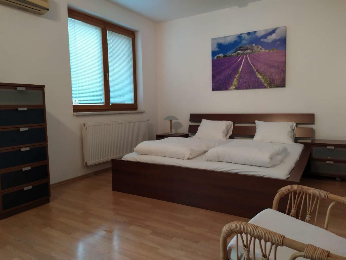 Kate & Jenny - Two-Level Apartment In The Old Town Bratislava Eksteriør billede